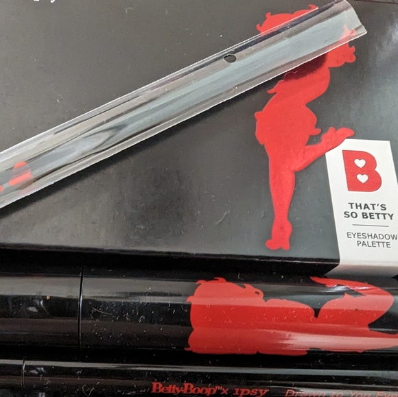 BETTY BOOP™ Bat ‘Em Like Betty Eye Set - Picture 3 of 6